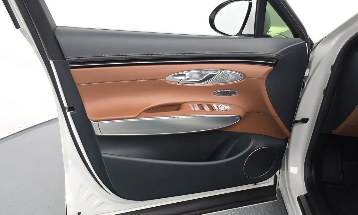 Genesis GV70 24