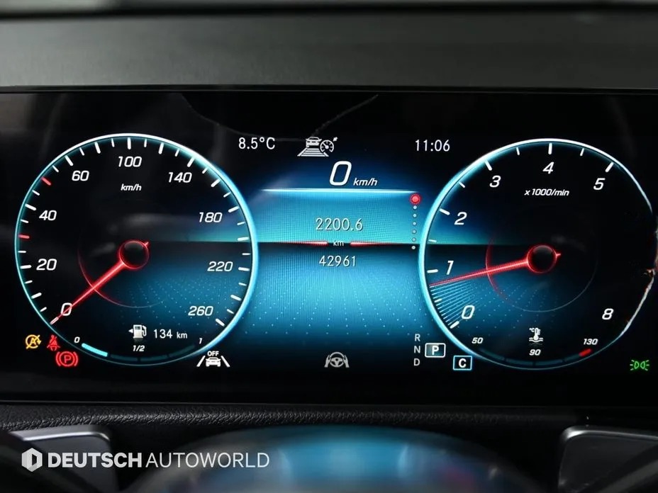 Mercedes-Benz GLB-Class 8