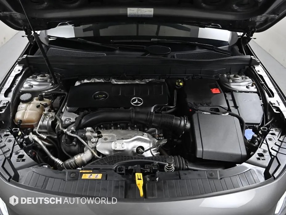 Mercedes-Benz GLB-Class 6