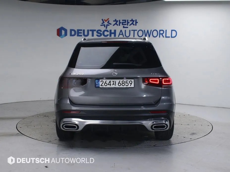 Mercedes-Benz GLB-Class 4