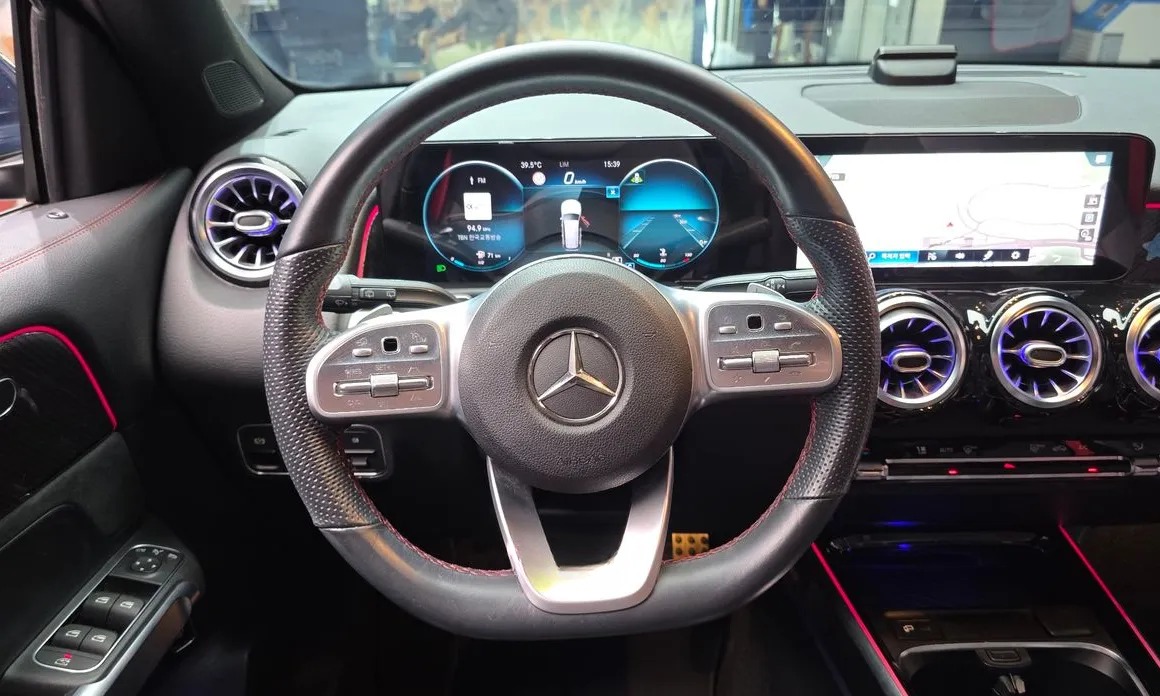 Mercedes-Benz GLB-Class 13