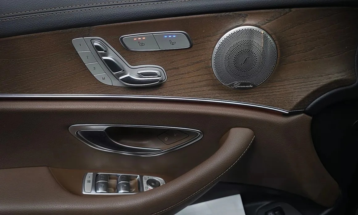 Mercedes-Benz E-Class 19