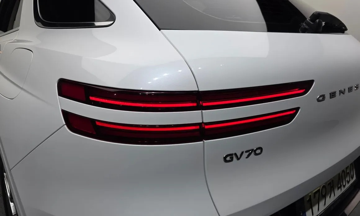 Genesis GV70 23