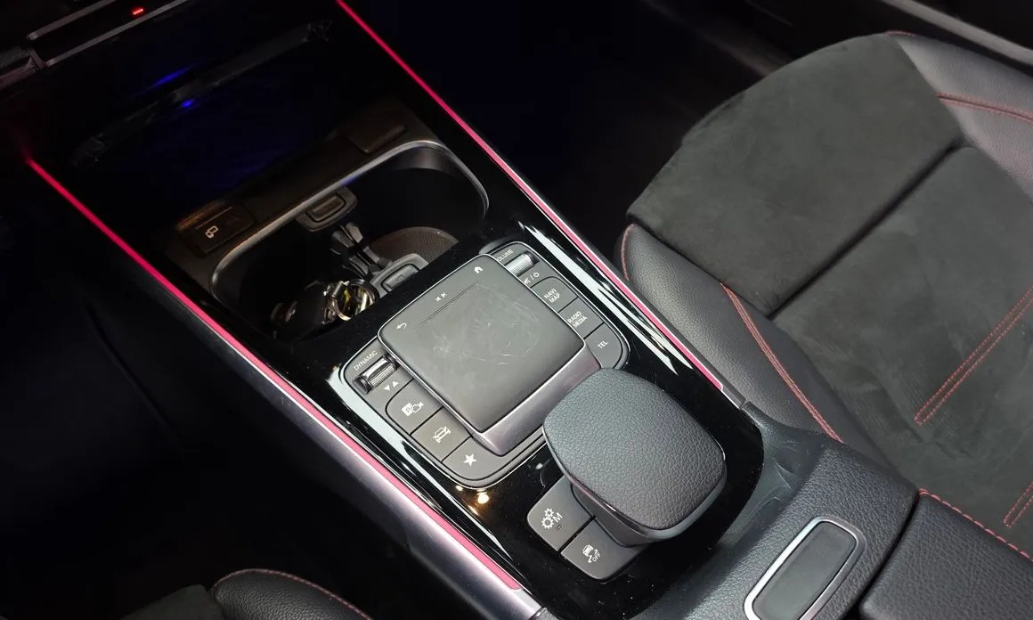 Mercedes-Benz GLB-Class 16