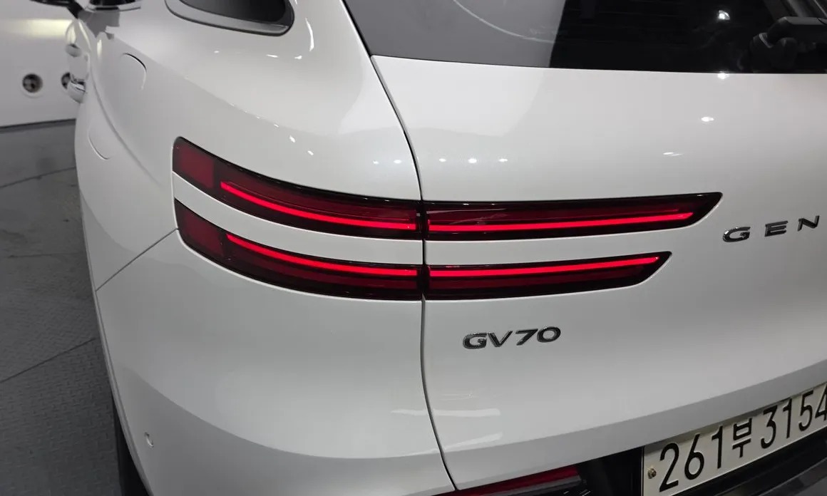 Genesis GV70 23